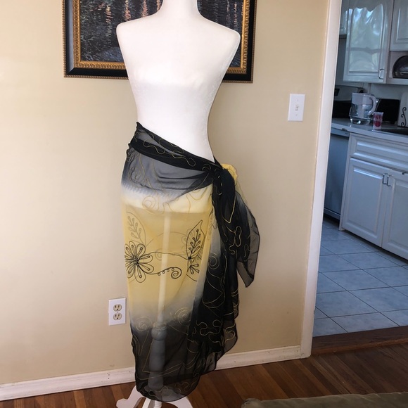 Gladys in a 73 inch black and yellow scarf/ wrap - Picture 3 of 5